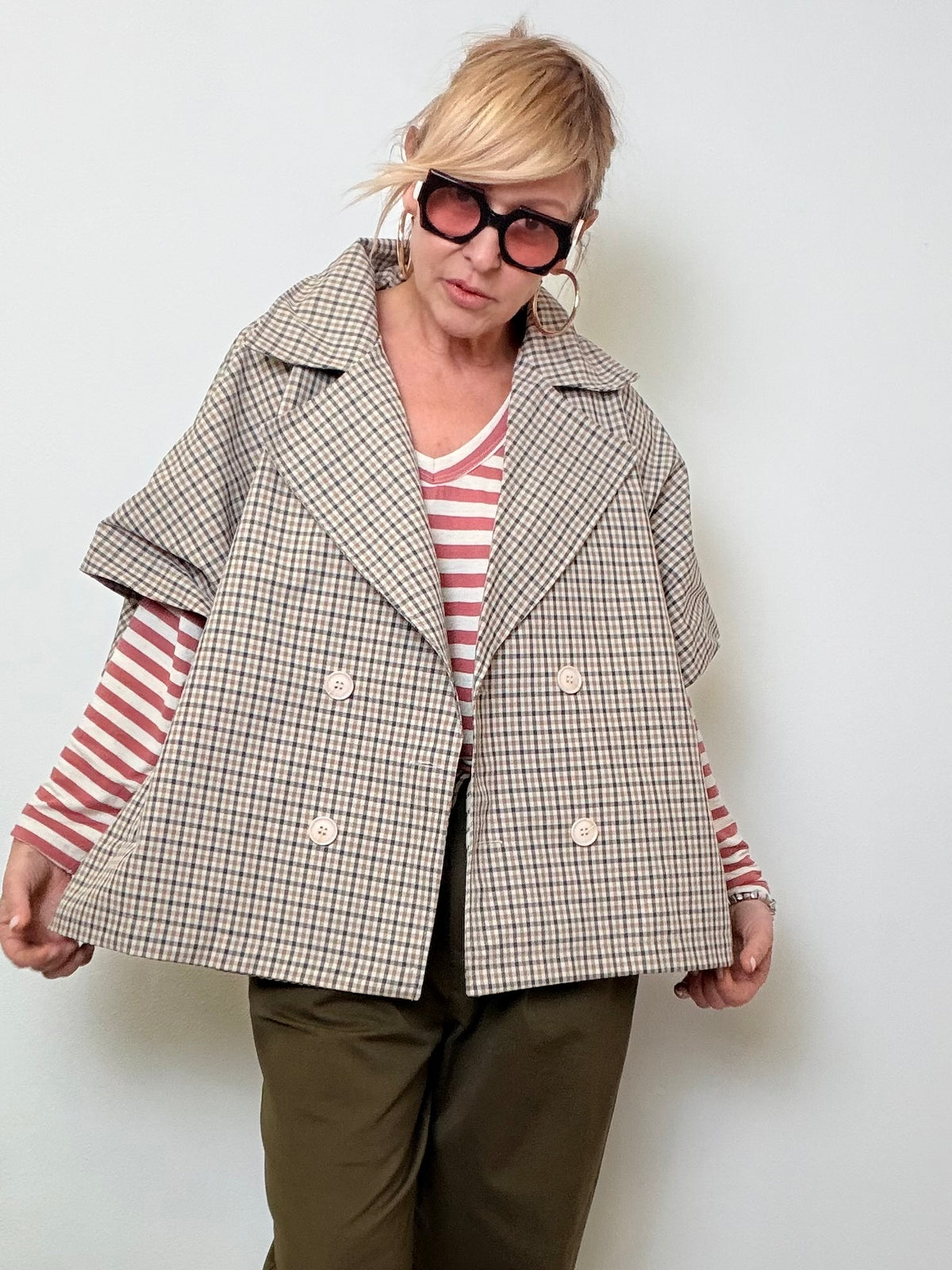 Giacca Smanicata a Quadretti – Bon Ton con Twist Moderno