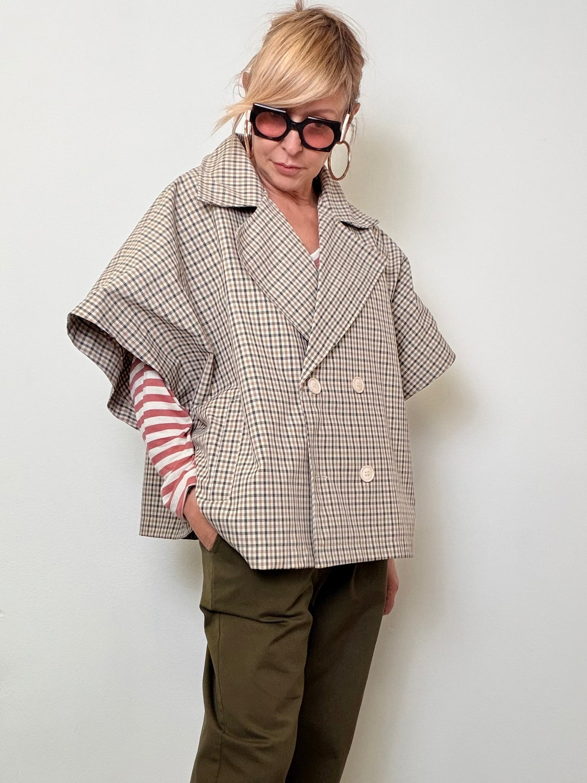 Giacca Smanicata a Quadretti – Bon Ton con Twist Moderno