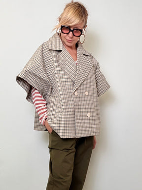 Giacca Smanicata a Quadretti – Bon Ton con Twist Moderno
