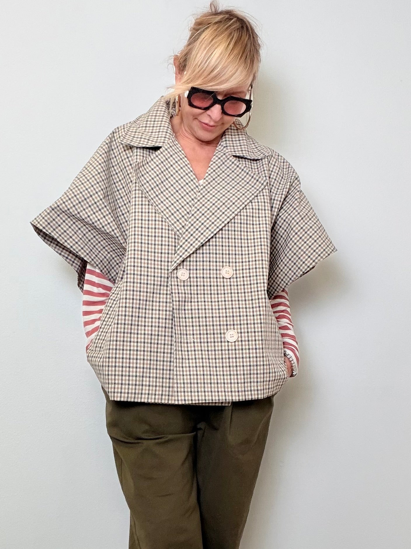 Giacca Smanicata a Quadretti – Bon Ton con Twist Moderno