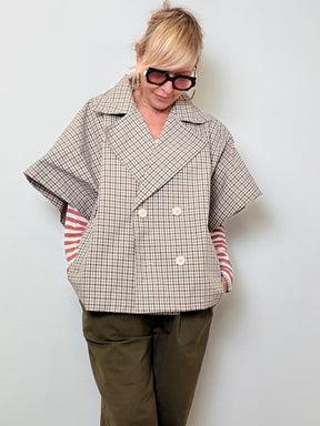 Giacca Smanicata a Quadretti – Bon Ton con Twist Moderno