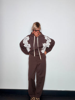 Felpa oversize marrone cioccolato con pizzo macramé bianco - vista frontale