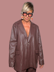 Blazer oversize eco-pelle marrone cioccolato - vista frontale con pantalone coordinato