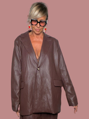 Blazer eco-pelle marrone crinkle - vista frontale braccia lungo il corpo