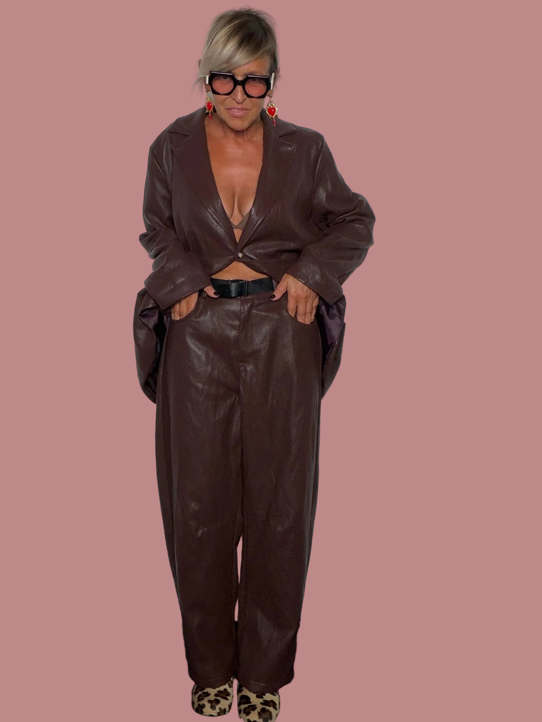 Pantalone barrel leg marrone cioccolato eco-pelle - look completo con blazer mani in tasca