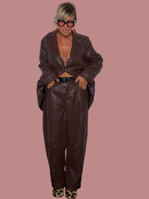 Pantalone barrel leg marrone cioccolato eco-pelle - look completo con blazer mani in tasca