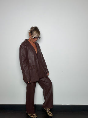 Pantalone eco-pelle ovetto marrone - vista laterale con blazer coordinato e stivaletti leopardati