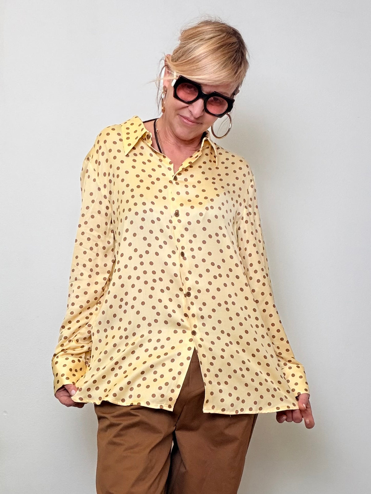 Camicia a Pois – Bon Ton con un Tocco Ironico