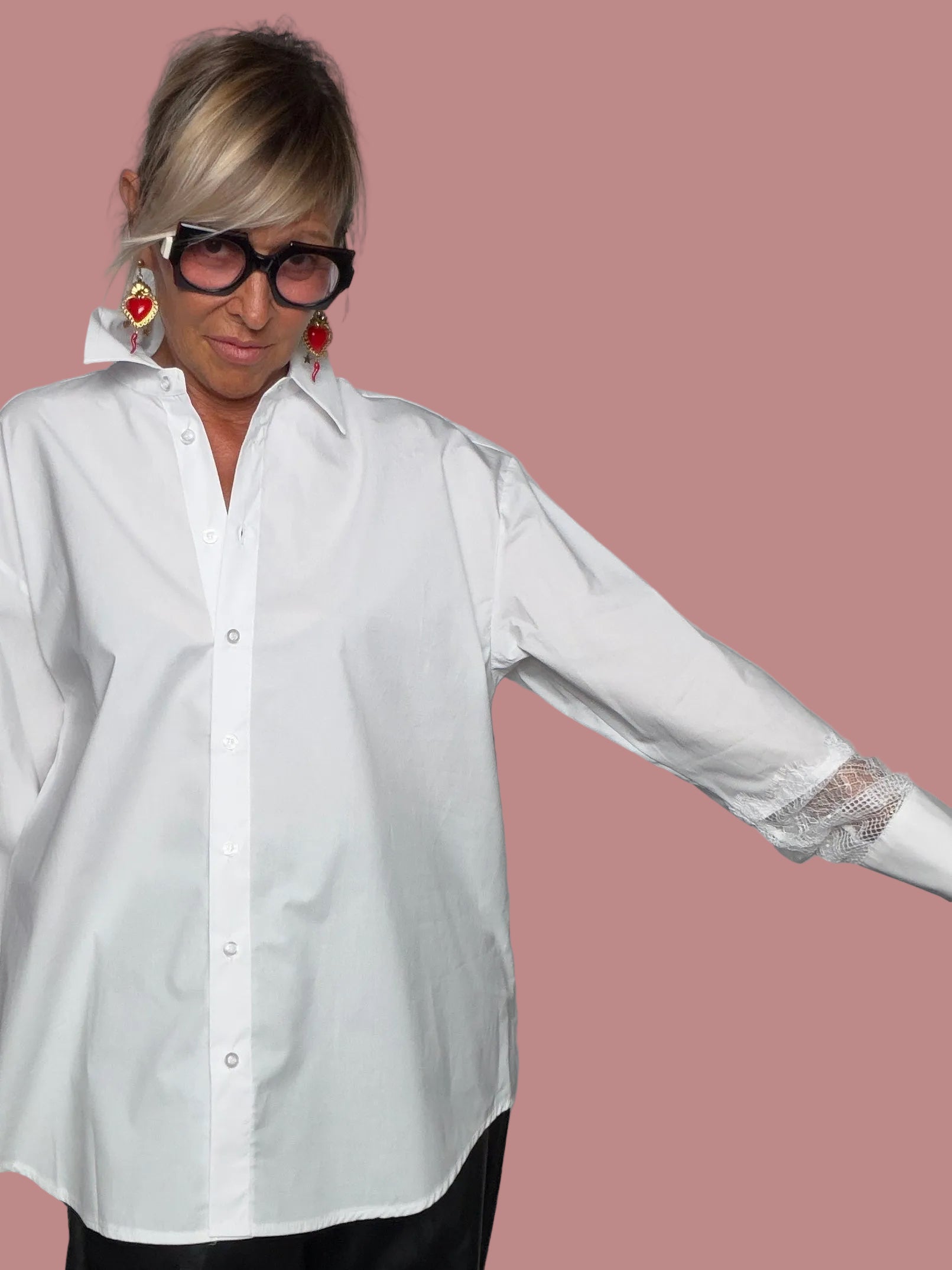 Camicia oversize bianca polsini pizzo rete - vista frontale con pantalone eco-pelle nero