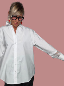 Camicia oversize bianca polsini pizzo rete - vista frontale con pantalone eco-pelle nero