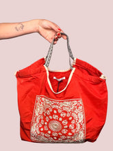 Borsa Hobo in Nylon con Patch Bandana Paisley Ricamata