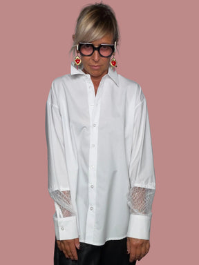 Camicia bianca oversize cotone - dettaglio polsino largo con inserto pizzo rete bianco