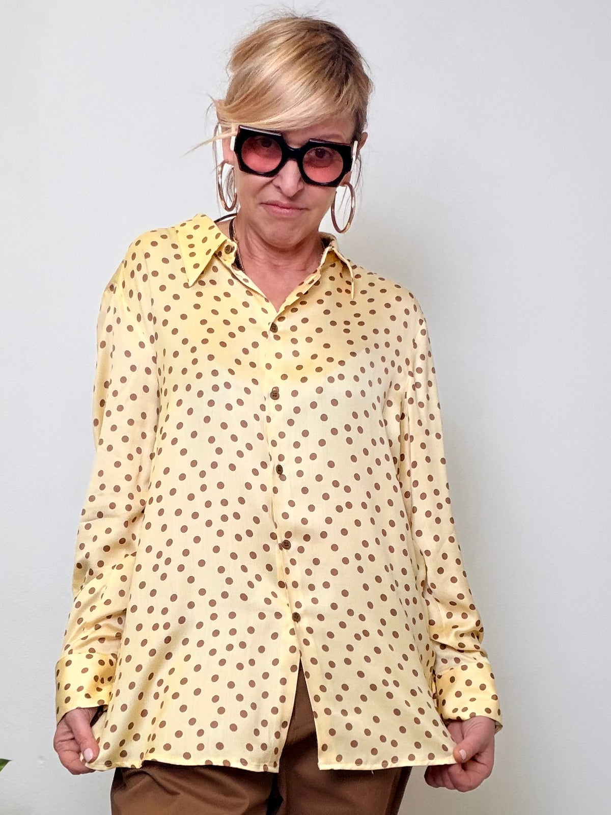 Camicia a Pois – Bon Ton con un Tocco Ironico