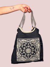 Borsa Hobo in Nylon con Patch Bandana Paisley Ricamata