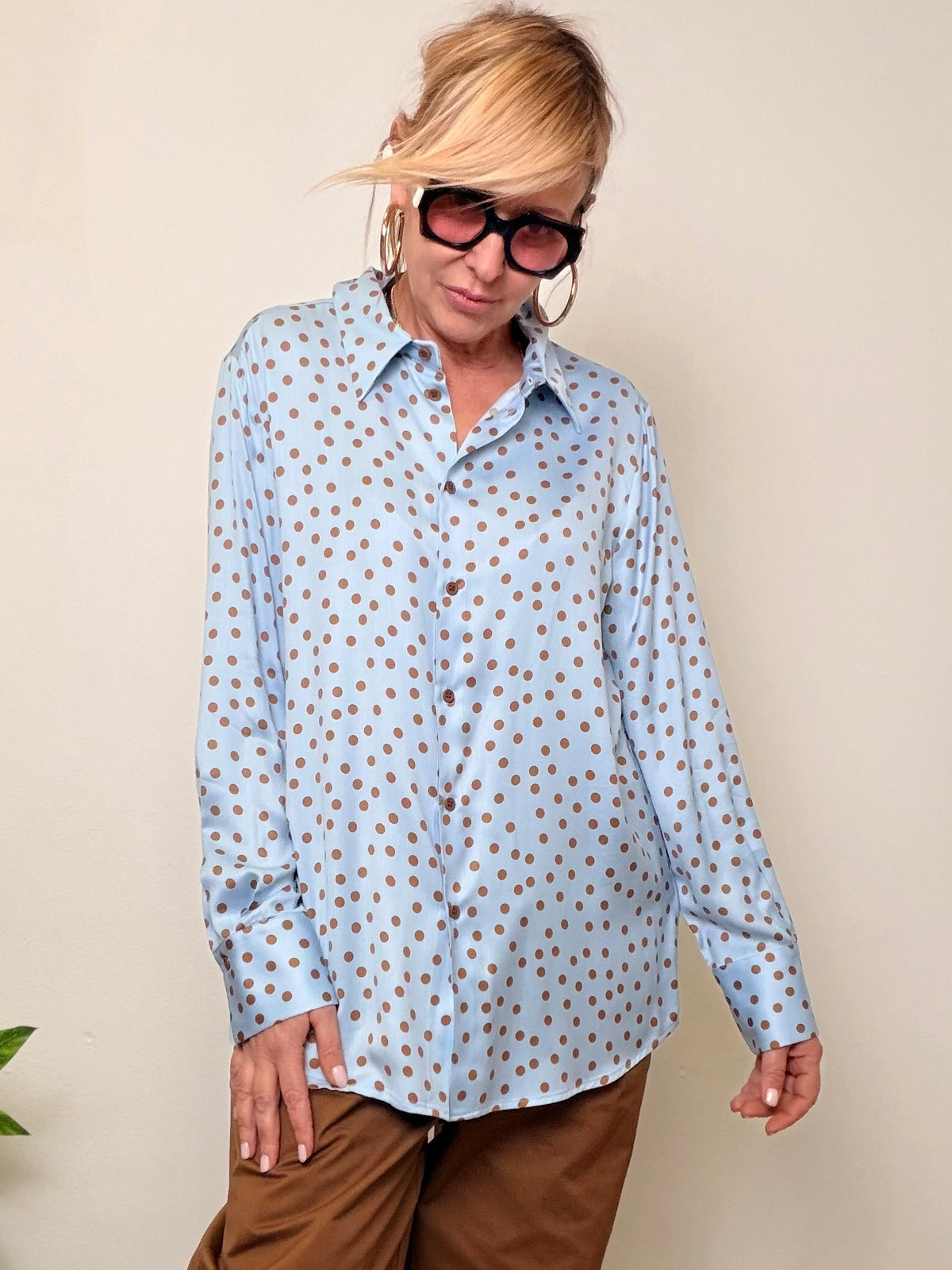 Camicia a Pois – Bon Ton con un Tocco Ironico