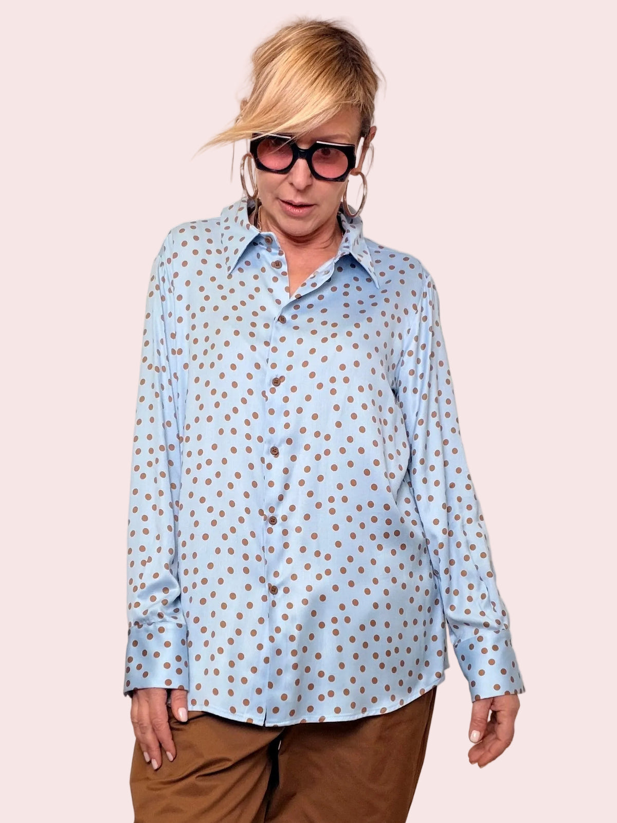 Camicia a Pois – Bon Ton con un Tocco Ironico
