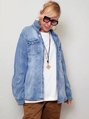 Camicia Over in Denim – La Jolly che Sta Bene su Tutto