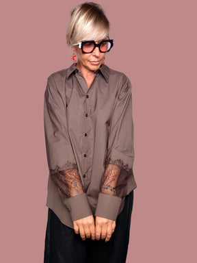 Camicia oversize grigio tortora polsini pizzo rete - vista frontale intera con pantalone nero