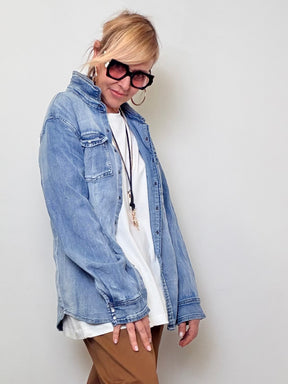 Camicia Over in Denim – La Jolly che Sta Bene su Tutto