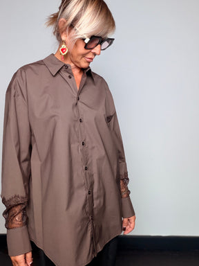 Camicia grigio tortora cotone - dettaglio polsino largo con inserto pizzo rete tono su tono
