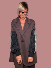 Blazer bimateria punto Milano marrone manica acetata nera sport stripe - vista frontale