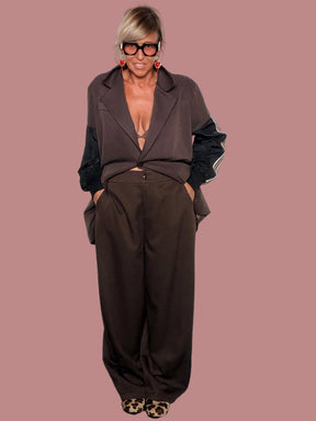 Pantalone wide leg punto Milano marrone cioccolato - look con blazer bimateria taffetà annodato in vita