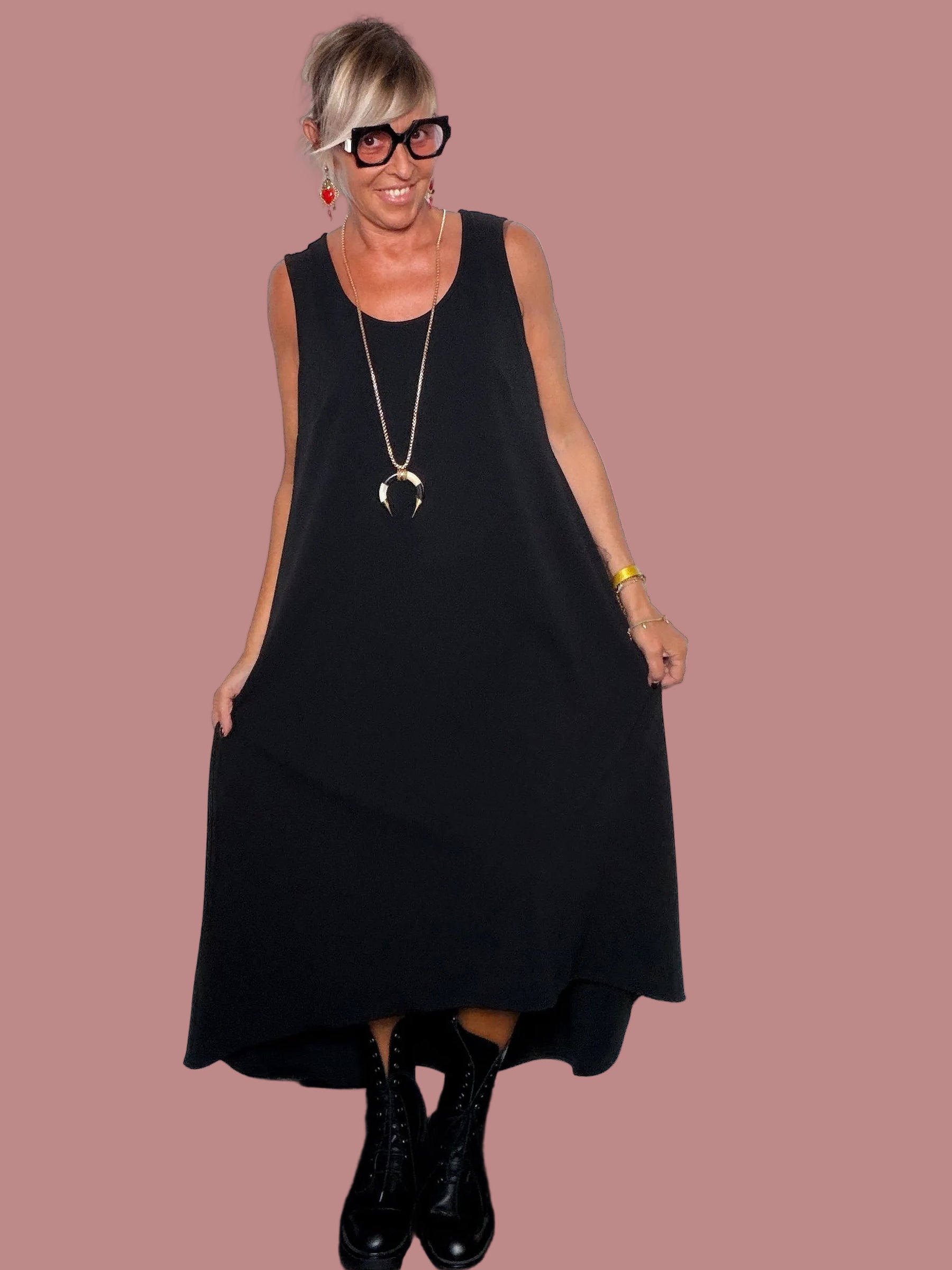 Abito lungo smanicato nero trapezio - vista frontale intera con collana lunga dorata