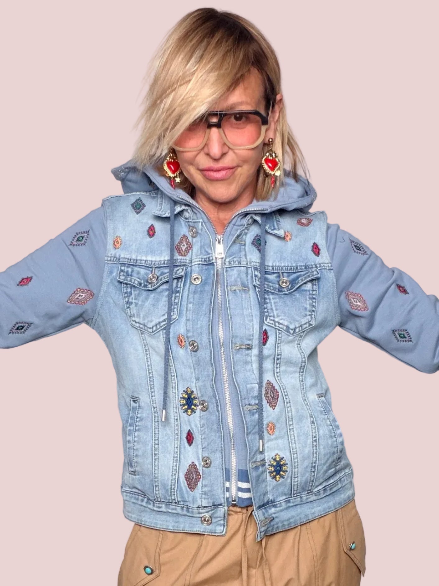 Giacca Ibrida Denim e Felpa con Ricami Etnici e Cappuccio