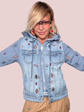 Giacca Ibrida Denim e Felpa con Ricami Etnici e Cappuccio