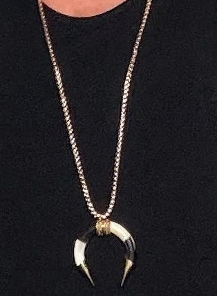 Abito lungo smanicato trapezio nero - vista frontale braccia aperte con stivaletti anfibi