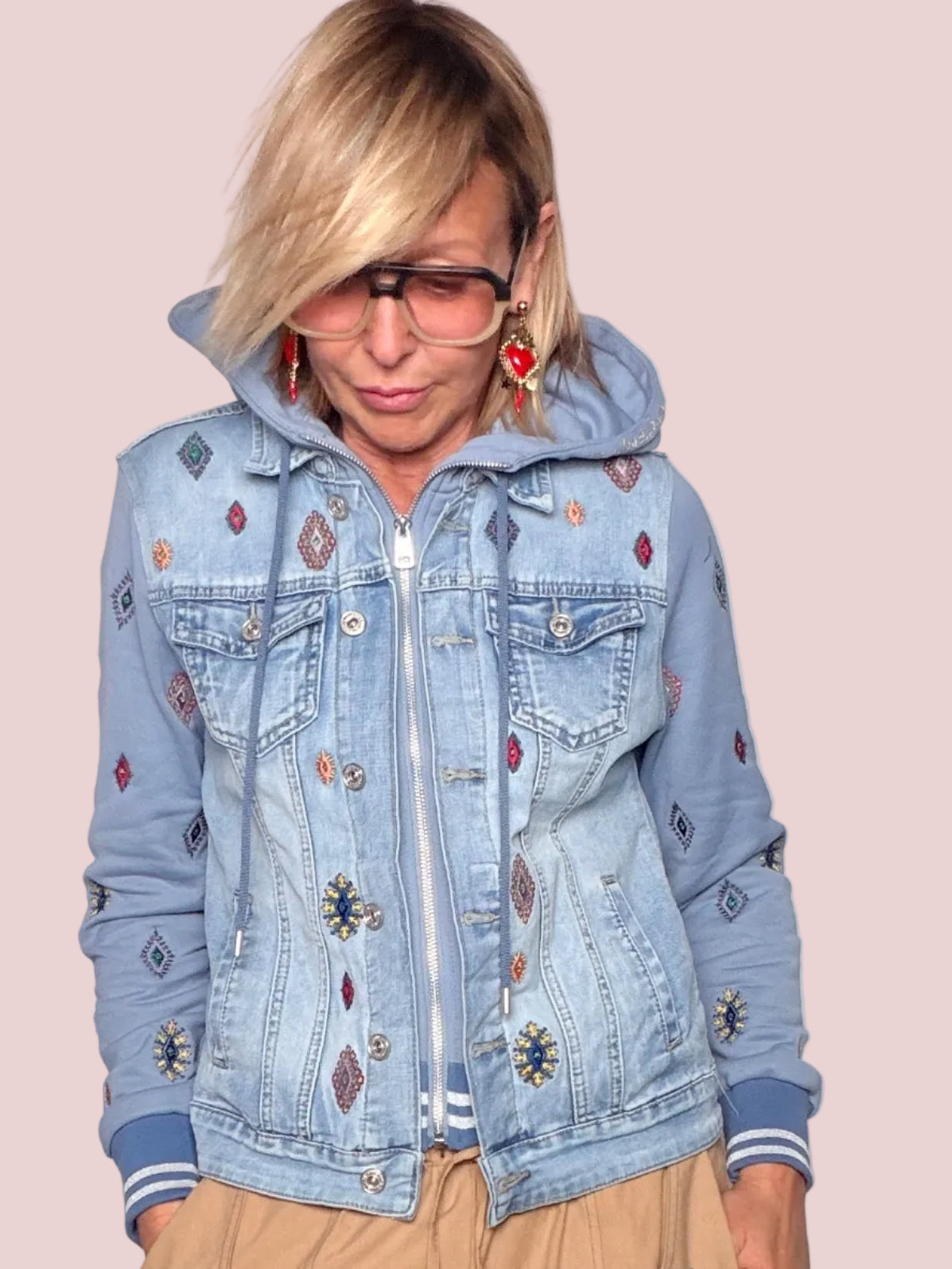 Giacca Ibrida Denim e Felpa con Ricami Etnici e Cappuccio