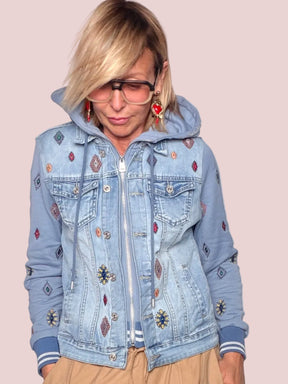 Giacca Ibrida Denim e Felpa con Ricami Etnici e Cappuccio