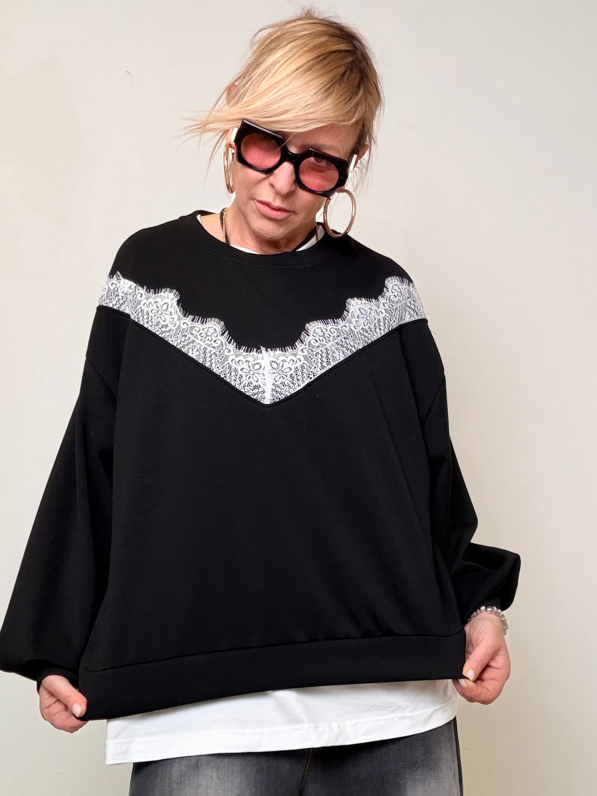 Felpa Chic con Inserto in Pizzo – Comfort con un Tocco Glam