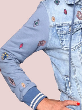 Giacca Ibrida Denim e Felpa con Ricami Etnici e Cappuccio