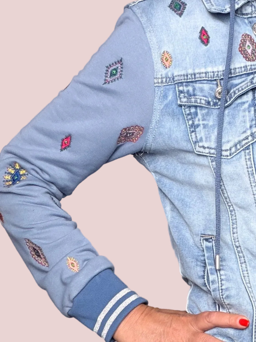 Giacca Ibrida Denim e Felpa con Ricami Etnici e Cappuccio