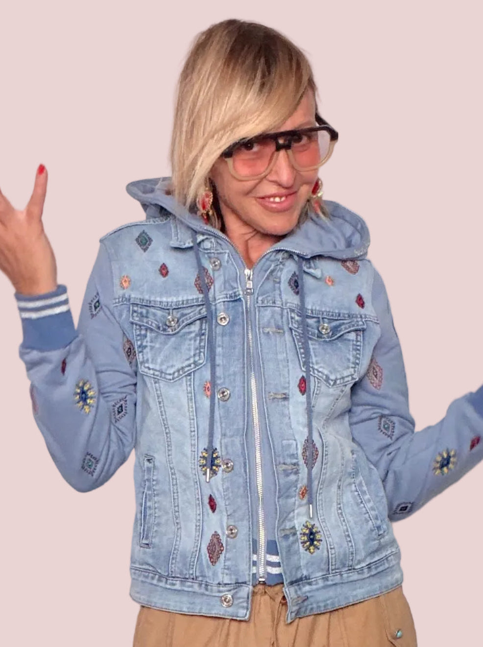 Giacca Ibrida Denim e Felpa con Ricami Etnici e Cappuccio