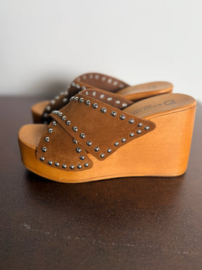 Zoccolo con Zeppa e Borchie in Camoscio — Divine Follie