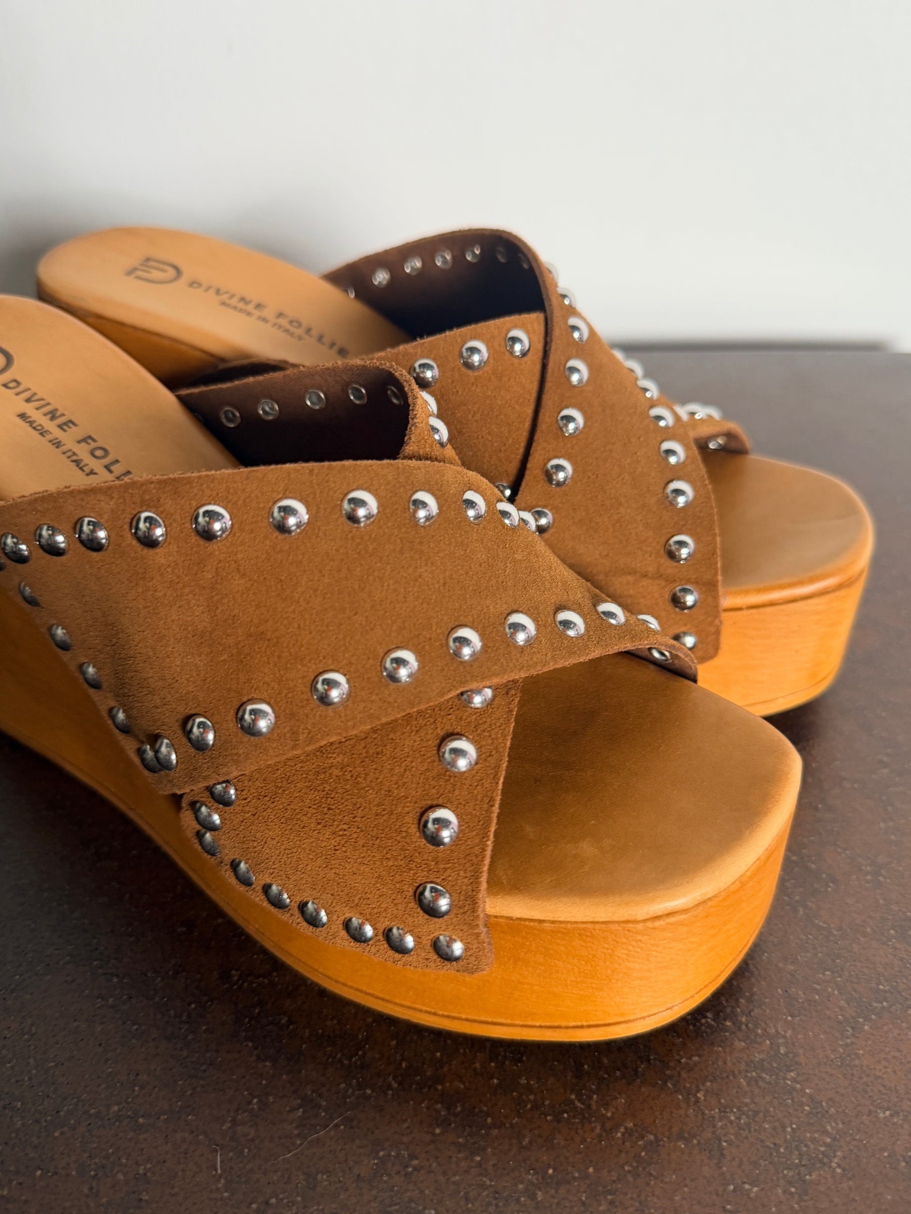 Zoccolo con Zeppa e Borchie in Camoscio — Divine Follie
