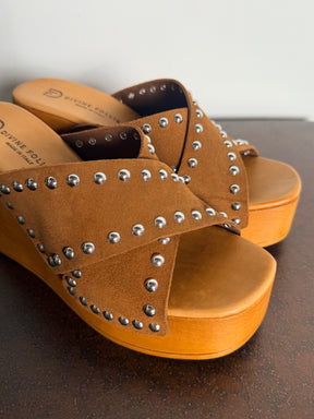 Zoccolo con Zeppa e Borchie in Camoscio — Divine Follie