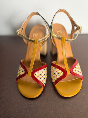 Sandalo con Tacco Geometrico T-Bar — Divine Follie