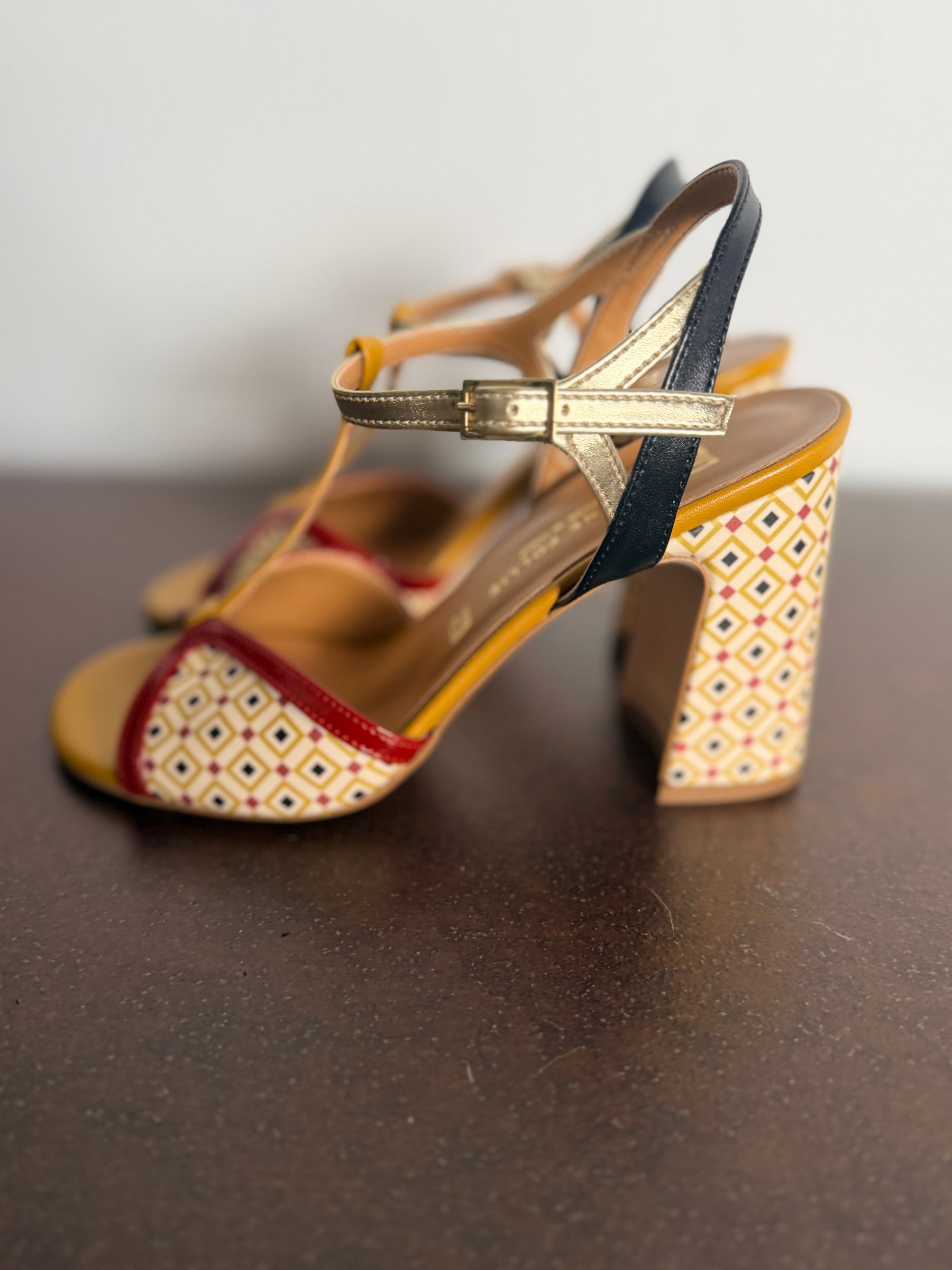 Sandalo con Tacco Geometrico T-Bar — Divine Follie