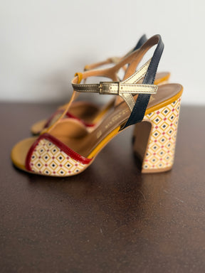 Sandalo con Tacco Geometrico T-Bar — Divine Follie