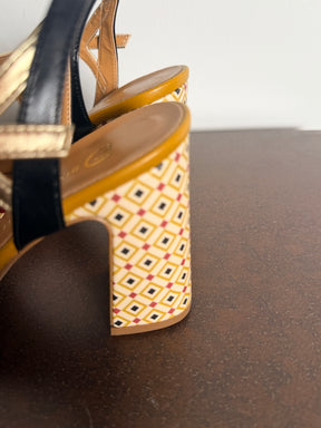Sandalo con Tacco Geometrico T-Bar — Divine Follie