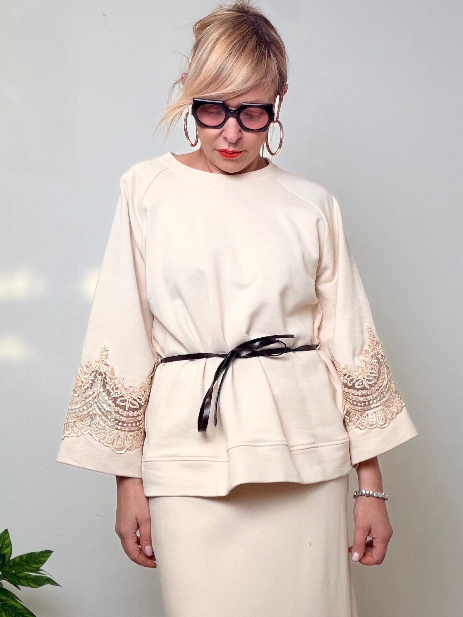 Felpa Over con Ricami “Romantic Chic”