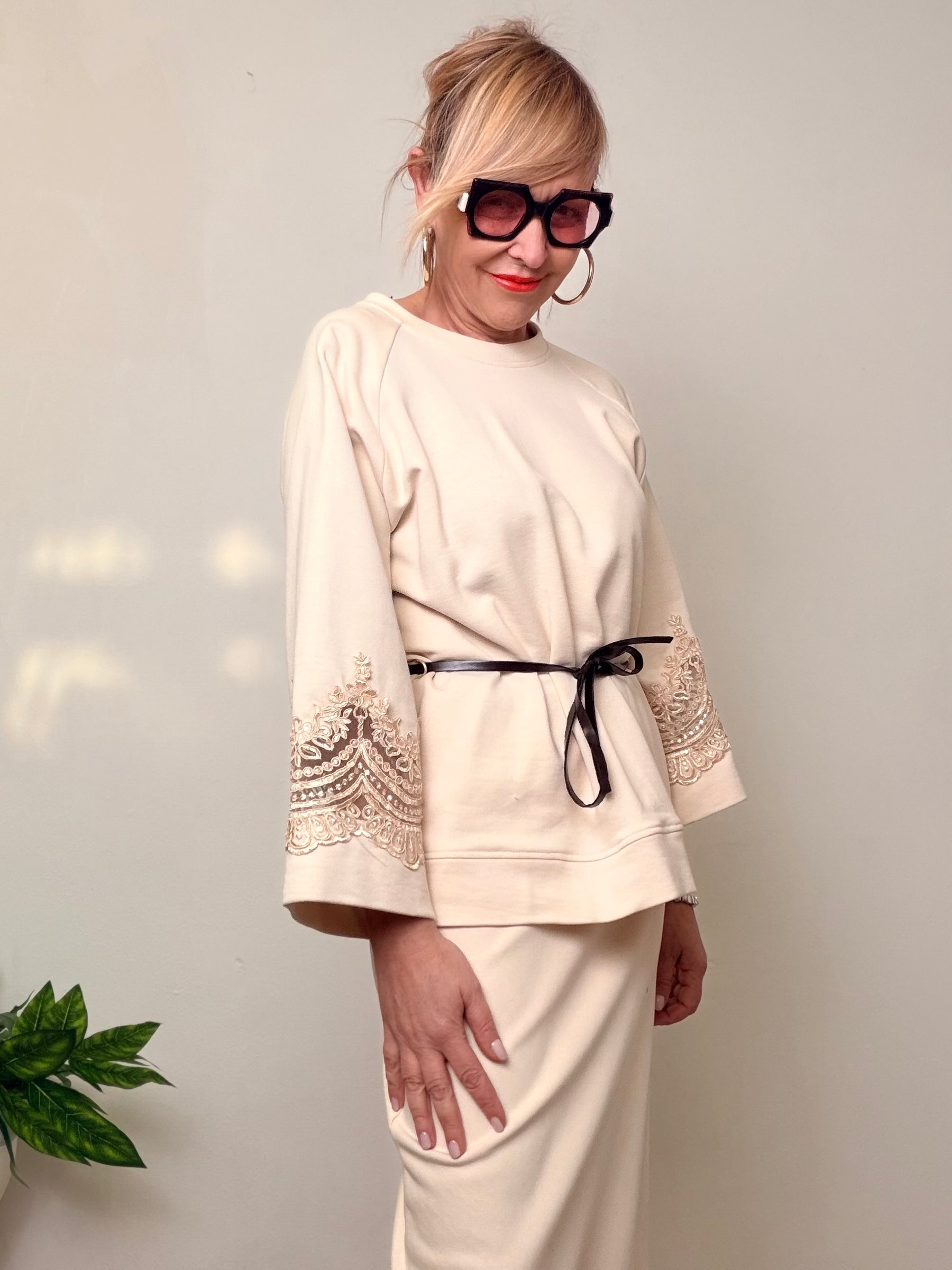 Felpa Over con Ricami “Romantic Chic”