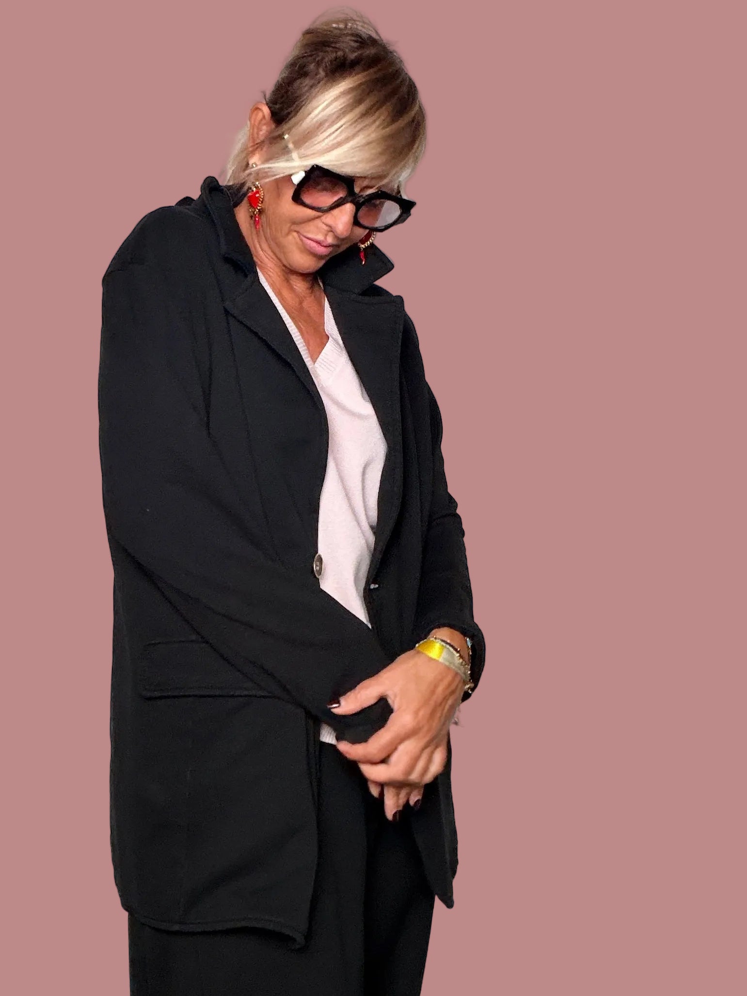 Giacca blazer felpa nera oversize - vista laterale con maglia rosa cipria sotto e pantalone nero