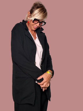 Giacca blazer felpa nera oversize - vista laterale con maglia rosa cipria sotto e pantalone nero