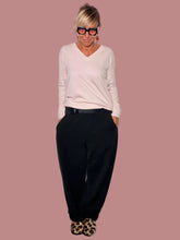 Pantalone felpa geometrico stella rosa cipria - vista frontale mani in tasca con mocassini leopardati