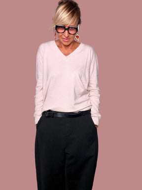 Pantalone felpa modello stella rosa cipria - vista frontale intera con maglia scollo V tono su tono