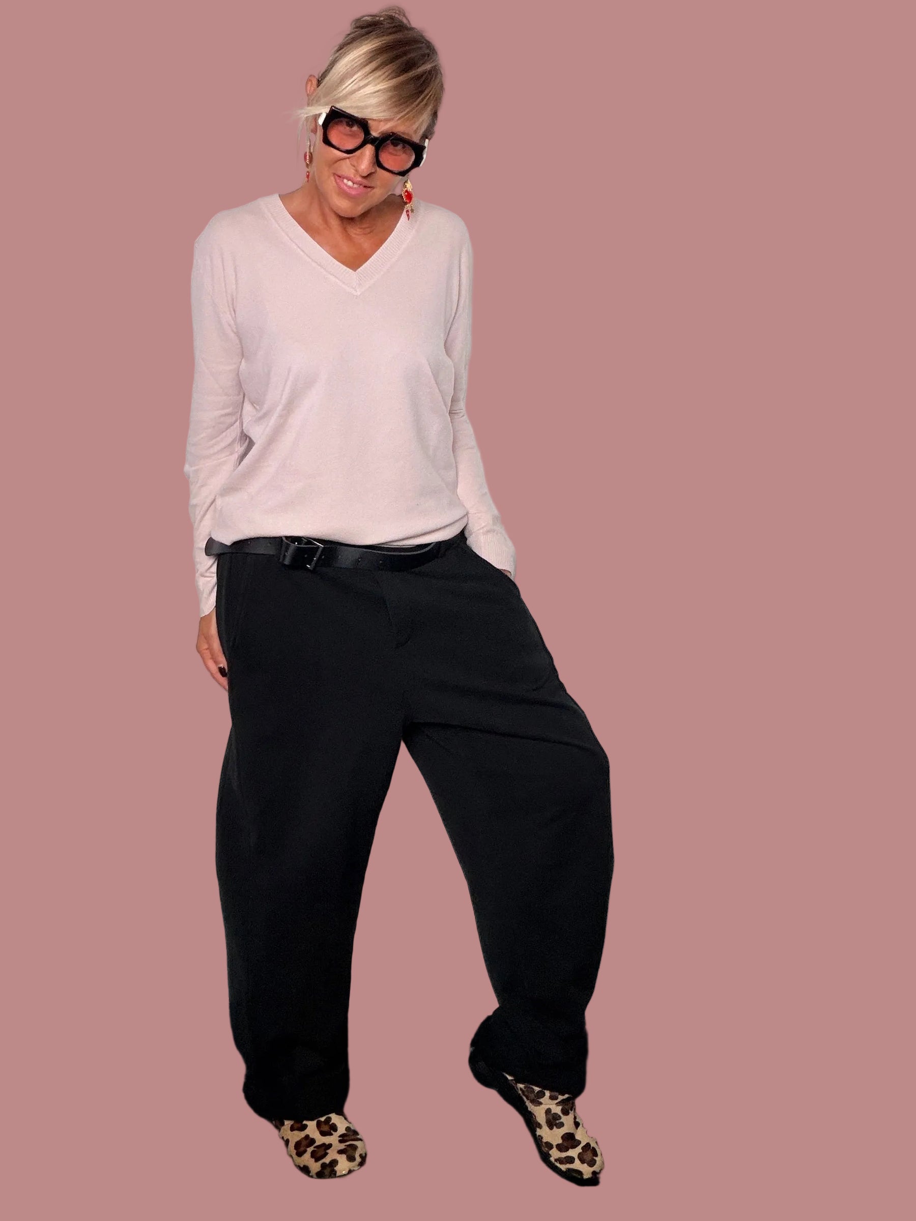 Pantalone felpa stella rosa cipria - vista intera con mocassini leopardati e maglia coordinata appoggiata al muro